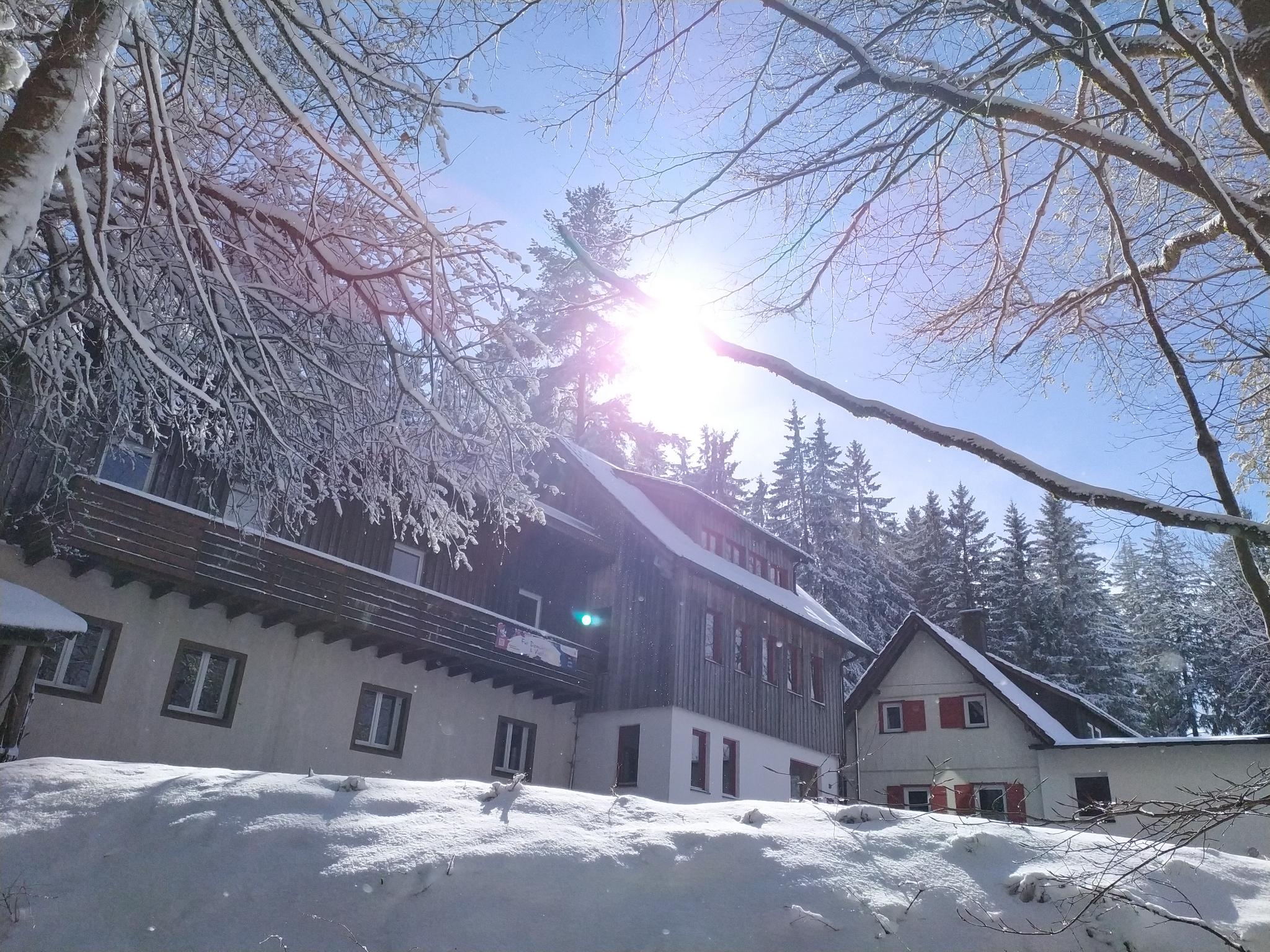 NFH Hirzwald Gebäude im Schnee.jpeg